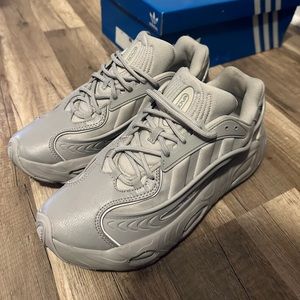 ADIDAS OZNOVA. ORIGINAL 130$ SELLING FOR 60$ ✨